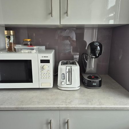 Lovely & Beautiful 2 Bed-Apartment In Borehamwood Eksteriør billede