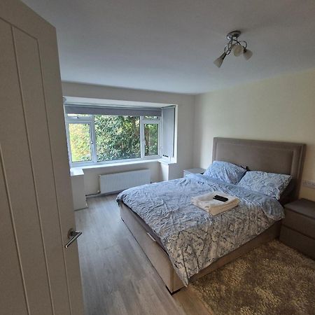 Lovely & Beautiful 2 Bed-Apartment In Borehamwood Eksteriør billede